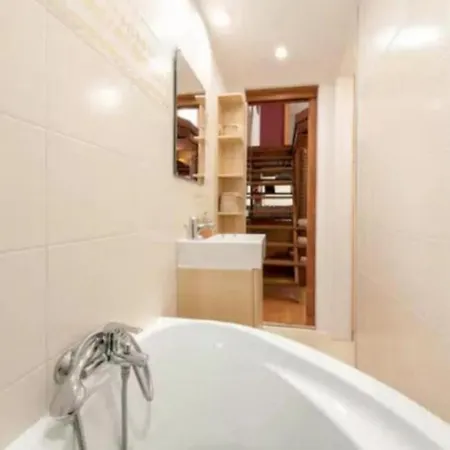 Secluded Mezzanine Near Astoria Apartamento Budapest
