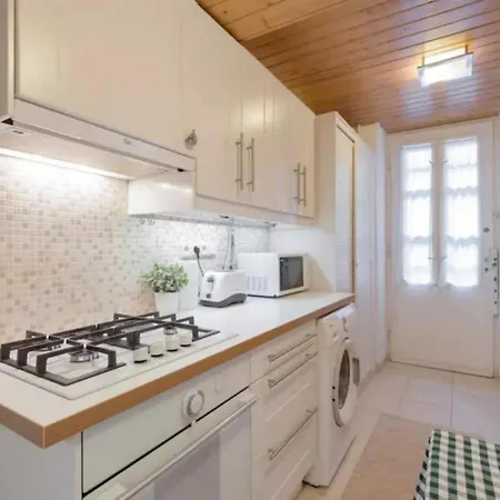 Secluded Mezzanine Near Astoria Будапешт