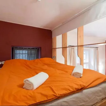 Secluded Mezzanine Near Astoria Apartamento