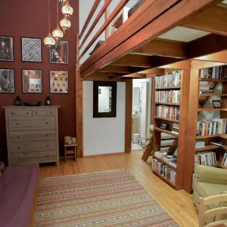 Secluded Mezzanine Near Astoria Апартаменты