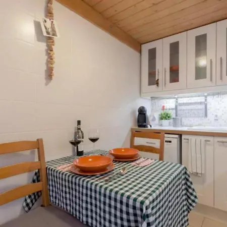 Secluded Mezzanine Near Astoria Апартаменты *