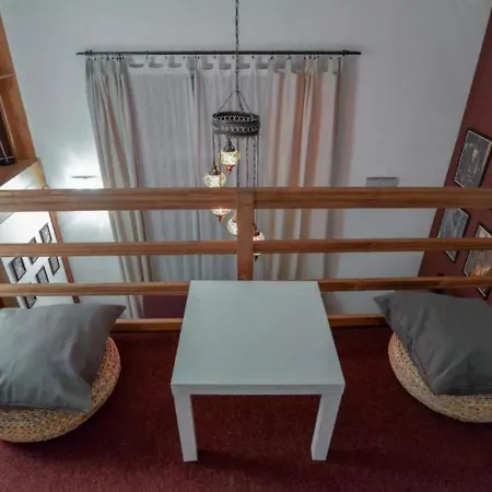 Secluded Mezzanine Near Astoria Apartman