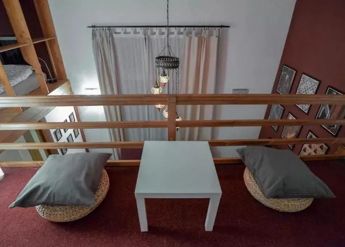 Secluded Mezzanine Near Astoria شقة