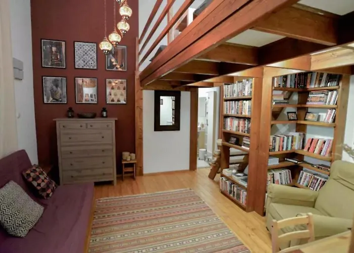 Secluded Mezzanine Near Astoria شقة